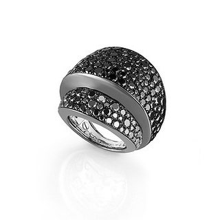 Кольцо с черными бриллиантами.