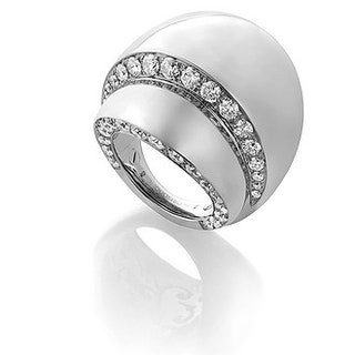 Кольцо из белого золота с белыми бриллиантами.