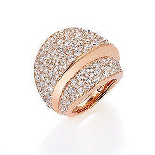 Кольцо из розового золота с белыми бриллиантами.