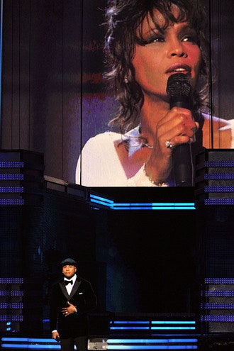 LL Cool J на фоне портрета Уитни Хьюстон