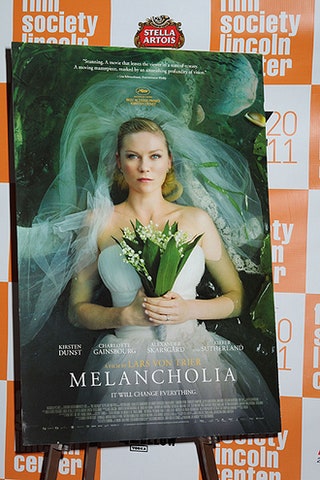 Кирстен Данст на постере к фильму «Меланхолия».