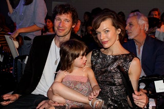 Пол Андерсон и Милла Йовович с дочерью.