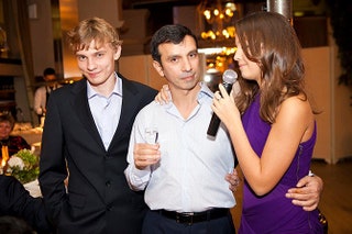 Гарри Искияев с сыном Валерием и дочерью Викторией.