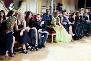 Виктория Давыдова и русские модники в первом ряду.