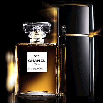 Легендарный аромат Chanel №5 и новый флаконспрей черного цвета