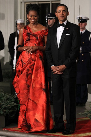 Мишель Обама в Alexander McQueen и Барак Обама.
