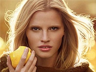 Еще одно яблоко в коллекции DKNY
