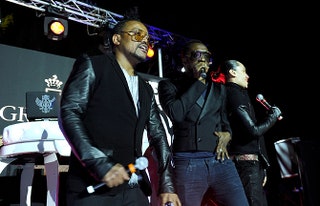 На сцене зажигали Black Eyed Peas  .