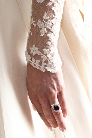Знаменитое кольцо леди Дианы.