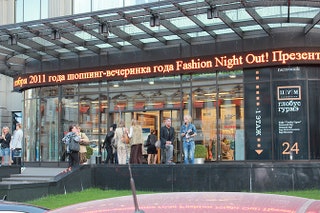 ЦУМ поздравляет покупателей с Fashion's Night Out2011.