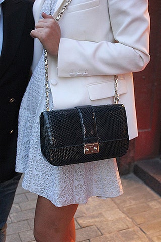... и ее сумочка Miss Dior.