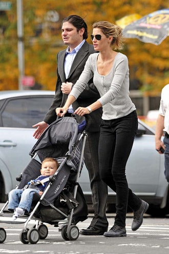 Хелли Нахмед на прогулке с Жизель Бундхен и ее сыном