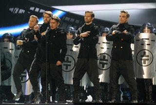 Группа Take That на сцене.