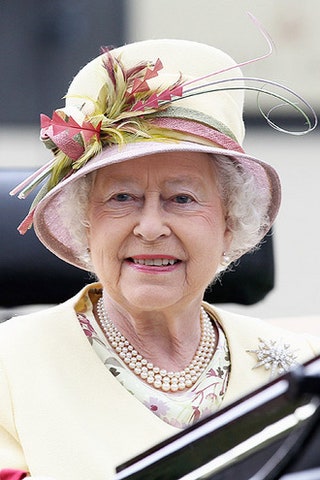 Еще одна шляпка королевы Елизаветы.