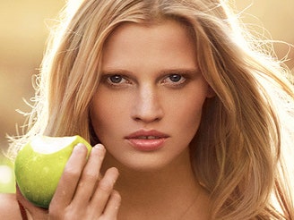 Лара Стоун &#8211; лицо DKNY Be Delicious