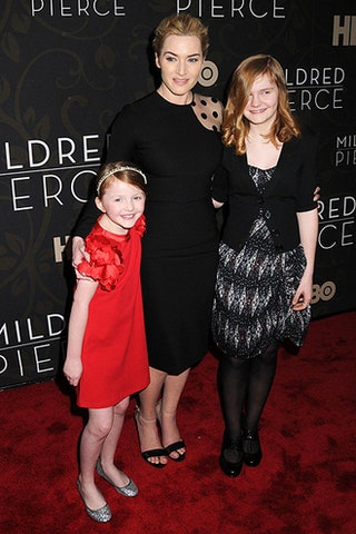 Кейт Уинслет со своими экранными младшими дочками.