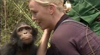 Шарлиз Терон и поцелуй с шимпанзе