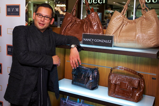 Сантьяго Гонсалес с сумками из новой коллекции