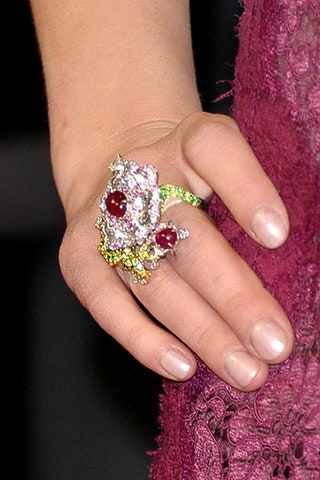 ... и ее кольцо от Anna Hu.