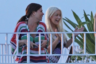 Кристина Агилера с подругой на балконе своего номера.
