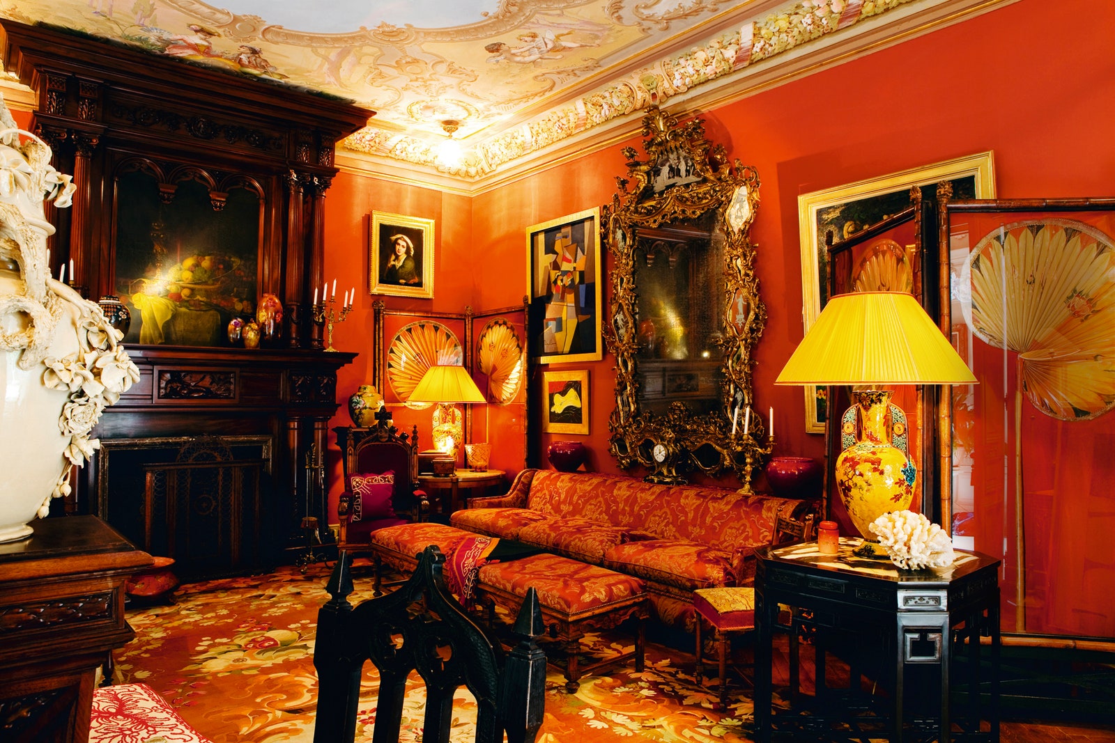 Гостиная на вилле в МонтеКарло известная как «Красная комната»