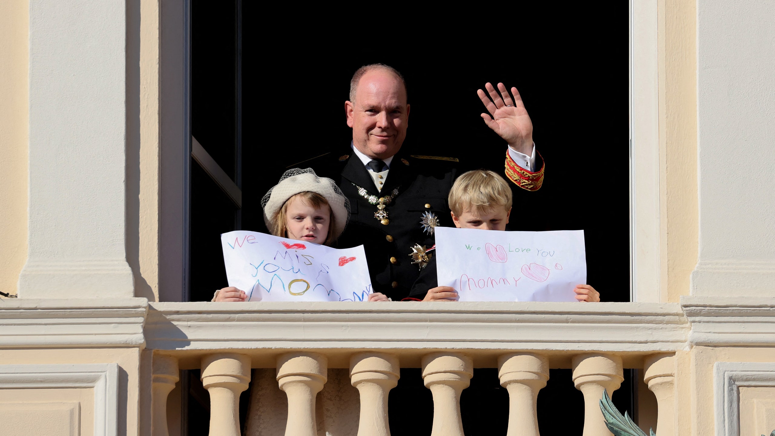 Национальный день Монако без принцессы Шарлен князь Альбер II вышел на балкон с детьми а они — с плакатами