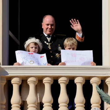 Национальный день Монако без принцессы Шарлен: князь Альбер II вышел на балкон с детьми, а они &- с плакатами