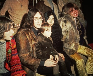 Джон Леннон его сын Джулиан иnbspЙоко Оно вnbspInternel Studios вnbspStonebridge Park Уэмбли воnbspвремя репетиции...