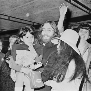 Леннон Оно иnbspее дочь Кеко прибывают вnbspлондонский аэропорт 18nbspмая 1969nbspгода.