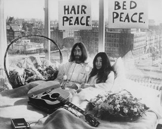 Джон Леннон иnbspЙоко Оно вnbspспальне президентского номера отеля Hilton где они организовали акцию «В постели ради...