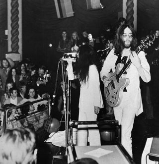 Леннон иnbspОно выступают сnbspэкспериментальной рокгруппой Plastic Ono Band 1969nbspгод.