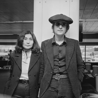 Джон Леннон иnbspЙоко Оно прибывают вnbspлондонский аэропорт изnbspНьюЙорка 14nbspиюля 1971nbspгода.