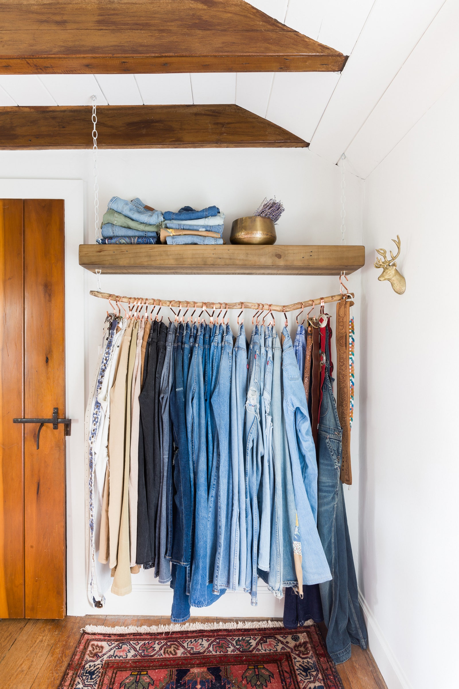 Синий цвет в гардеробной поддерживает коллекция джинсов  знак уважения столице музыки кантри.