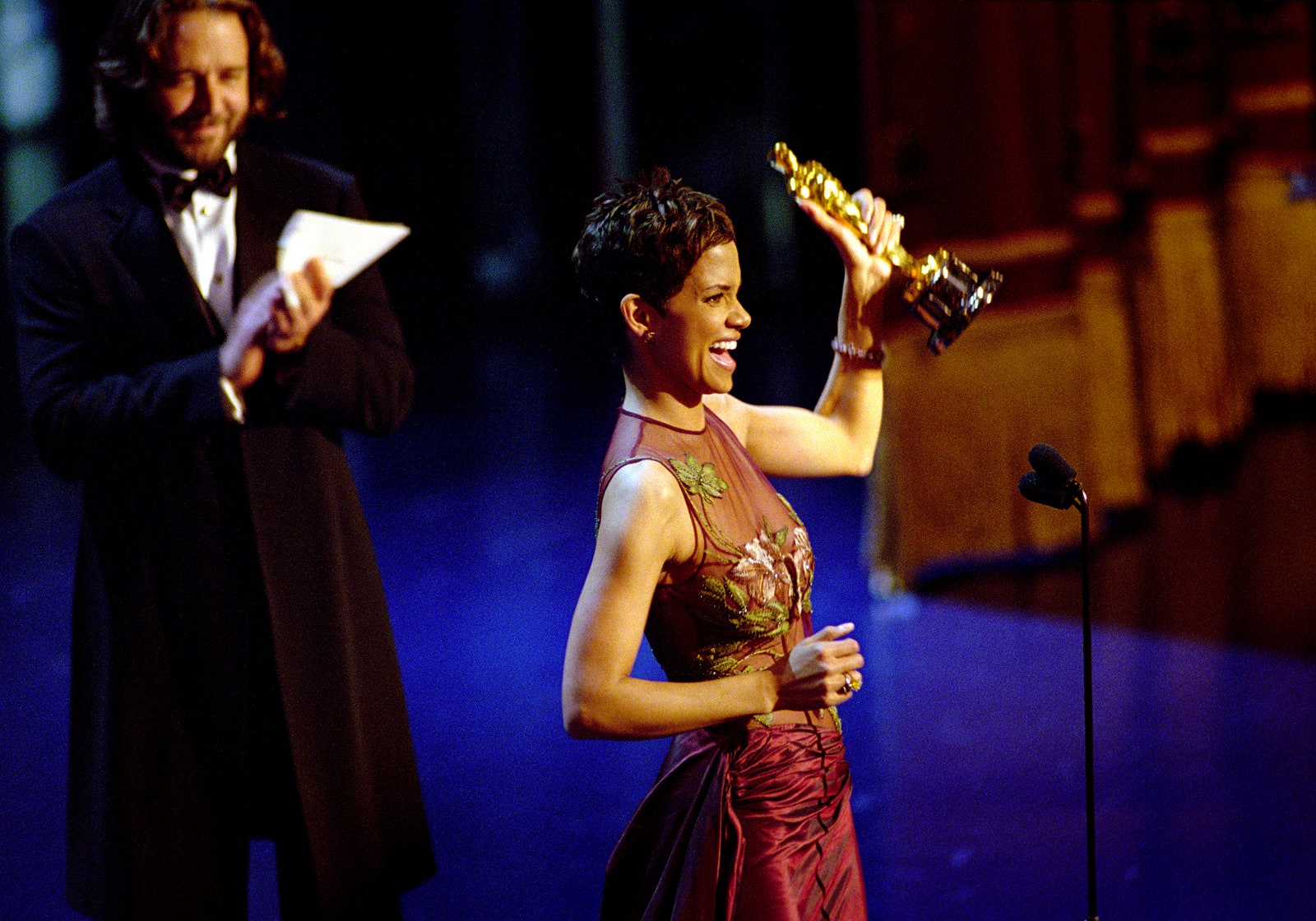 Холли Берри на церемонии «Оскар» в 2002 году
