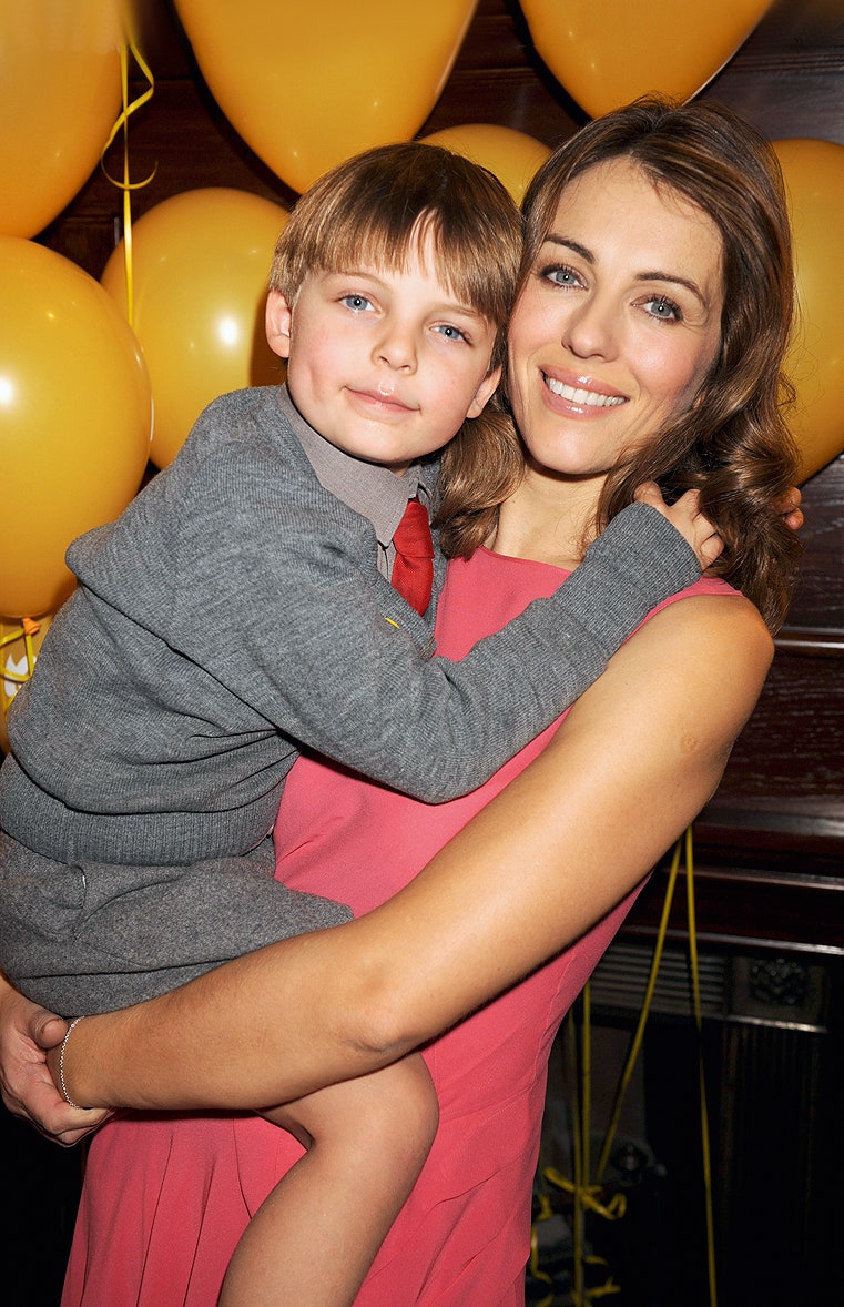Элизабет Хёрли с сыном Дэмиеном 2008.