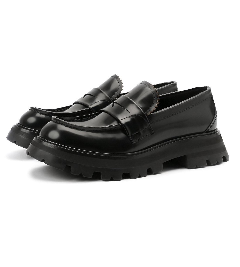 Alexander McQueen 69 950 рублей tsum.ru
