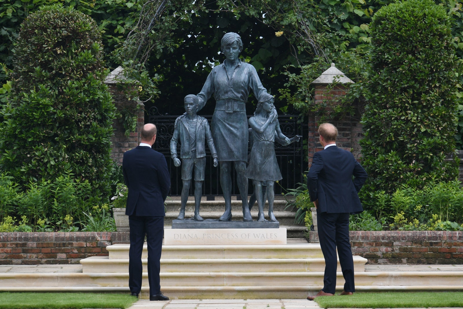 Принц Уильям и принц Гарри на открытии памятника принцессе Диане
