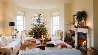 Свечи елочные игрушки и бокалы — все что нужно чтобы украсить дом к Новому году