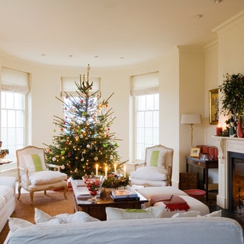 Свечи, елочные игрушки и бокалы &- все что нужно, чтобы украсить дом к Новому году