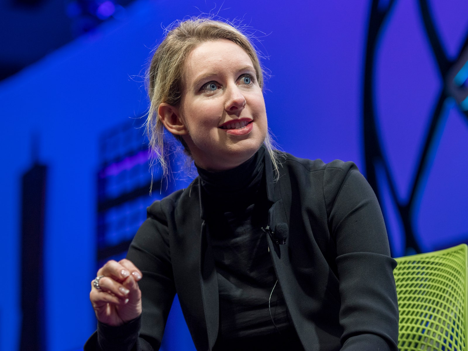 Скандал с Theranos: за что судят самую молодую в мире мошенницу-миллиардершу Элизабет Холмс