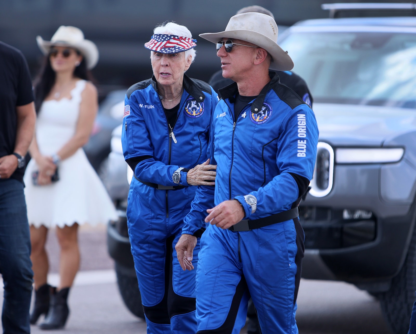 Джефф Безос и пассажирка первого запуска его космического корабля — Уолли Фанк