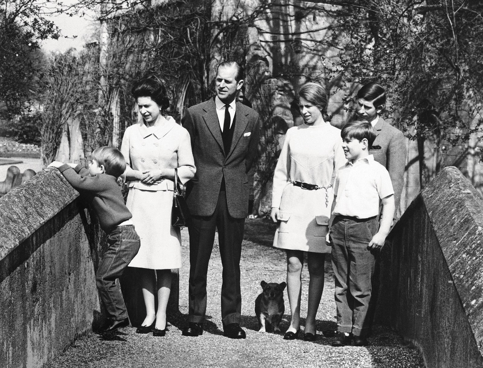 Королева Елизавета II и принц Филипп с детьми Эдвардом Анной Чарльзом и Эндрю 1968.