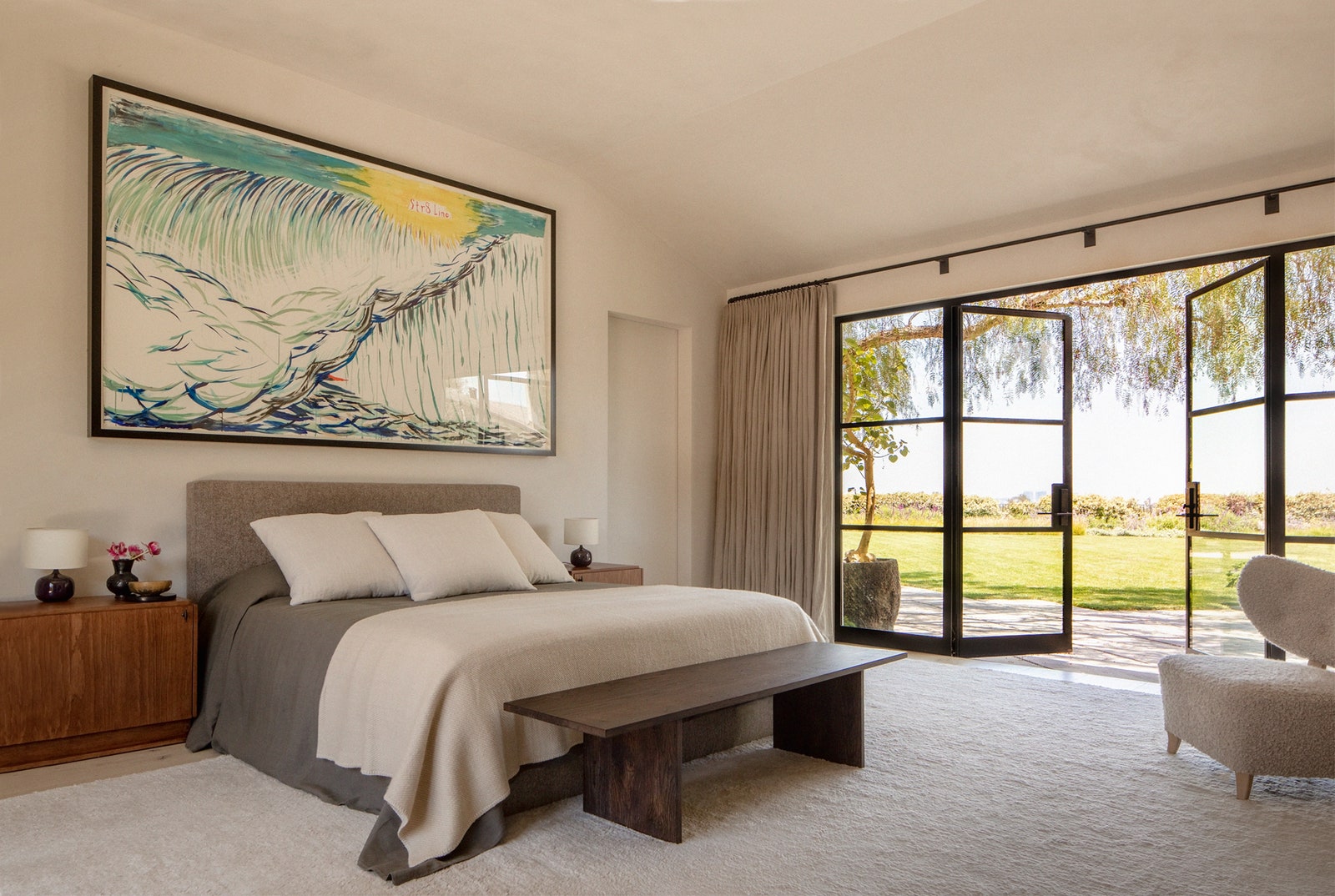 В спальне картина Раймонда Петтибона висит над кроватью Clements Design обитой букле Pierre Frey.