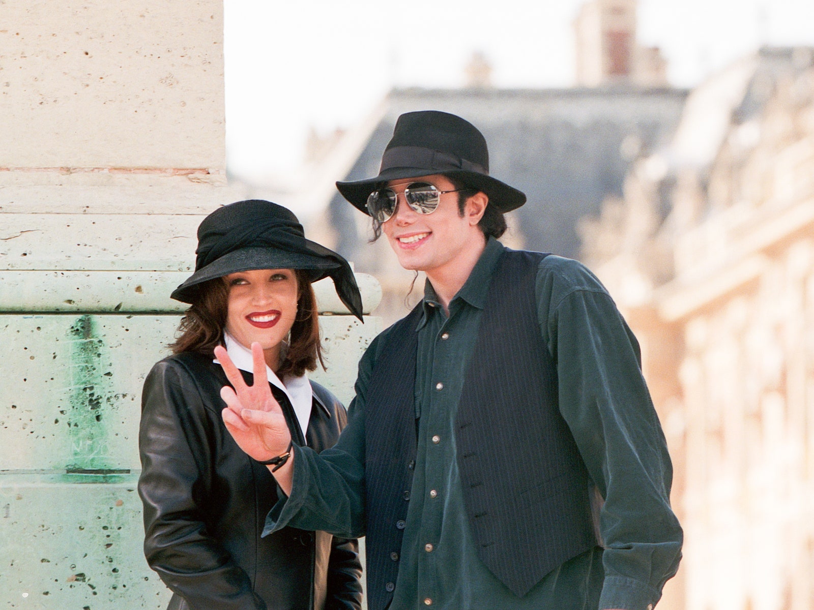 Лиза Мария Пресли и Майкл Джексон во время визита в Версаль 5 сентября 1994 года