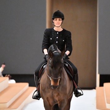 Шарлотта Казираги на коне и Марго Робби в первом ряду &- чем еще запомнился кутюрный показ Chanel