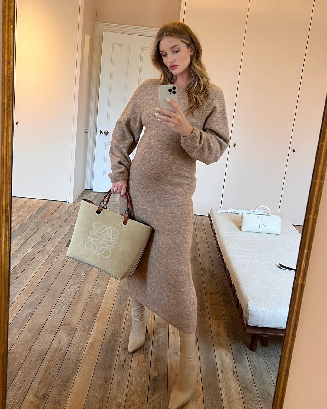 Рози ХантингтонУайтли — пожалуй лучший пример того как можно стильно одеваться во время беременности