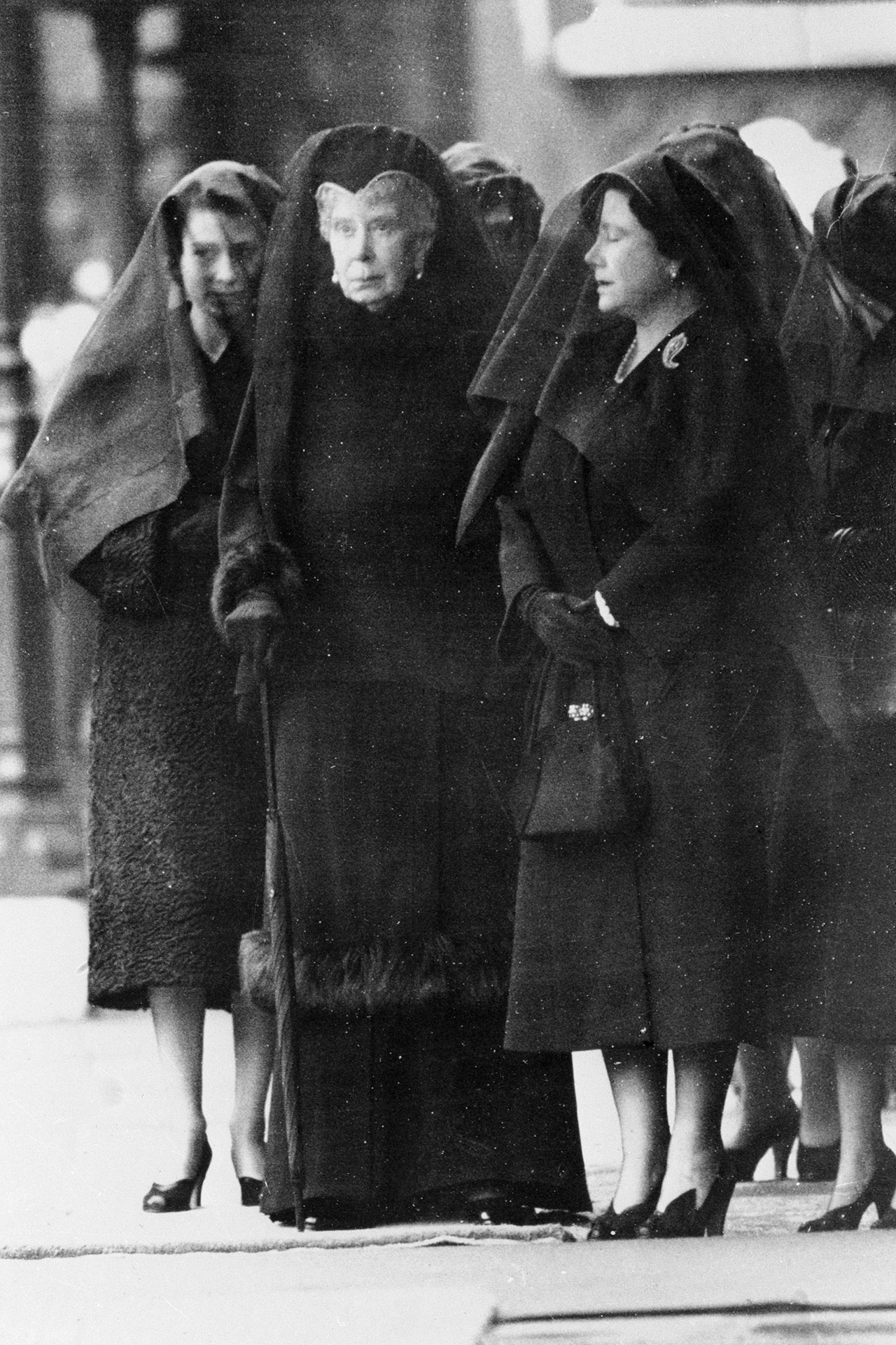 Королева Елизавета II с королевой Марией и королевойматерью после похорон короля Георга VI