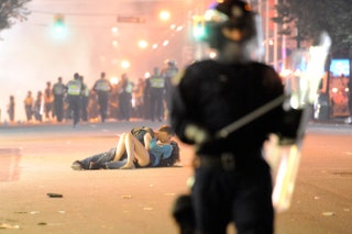 У этого снимка совершенно иной контекст. Он был сделан во время беспорядков которые устроили фанаты ванкуверского...