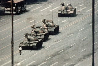 Житель Пекина преградил путь танковой колонне на проспекте Вечного мира рядом с площадью Тяньаньмэнь. На протяжении...