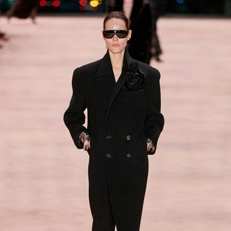 Жакеты и пальто с широкими плечами, как на показе Saint Laurent